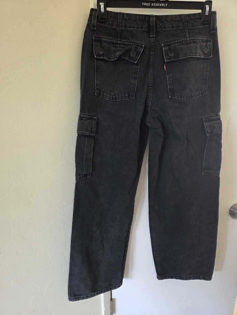 Levi's Women's '94 Baggy Cargo Jeans in the black wash - Picture 3 of 7